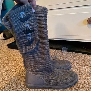 Grey bearpaw knit boots